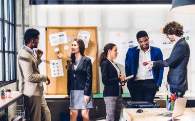 Bir grup iş toplantısı ve pazarlama projesi analizi finans süreci ile strateji tartışması. İş adamları ofiste fikir ve belge ortağı planlar ve beyin fırtınası yaparlar. Takım çalışması 