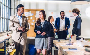 Bir grup iş toplantısı ve pazarlama projesi analizi finans süreci ile strateji tartışması. İş adamları ofiste fikir ve belge ortağı planlar ve beyin fırtınası yaparlar. Takım çalışması 