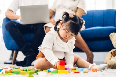 Mutlu bir aşk portresi. Asyalı bir aile babası ve küçük Asyalı bir kız çocuğu. Gülümseyen bir aktivite.