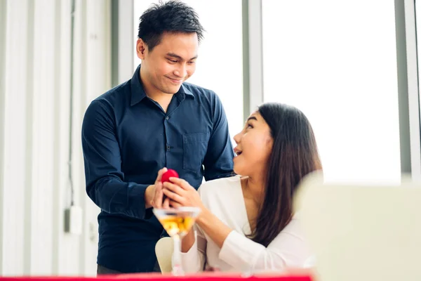 Joven Guapo Romántico Asiático Hombre Dando Anillo Diamantes Para Sorpresa — Foto de Stock