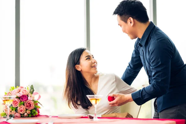 Pemuda Tampan Romantis Asia Memberikan Cincin Berlian Untuk Mengejutkan Pacar — Stok Foto