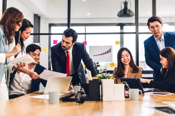 Grupo Asiáticos Reunión Negocios Discutir Estrategia Puesta Marcha Proyecto Análisis — Foto de Stock