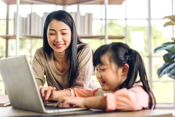 Madre Bambina Asiatica Imparano Guardano Computer Portatile Che Rivede Studio — Foto Stock