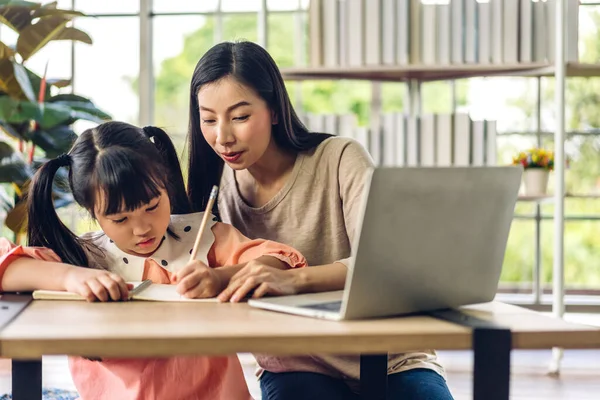 Mother Asian Kid Little Girl Learn Look Laptop Computer Reviewing — Stock Photo, Image