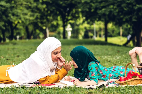 Portrét Šťastná Láska Asijské Muslimské Rodiny Matka Učit Malou Dceru — Stock fotografie