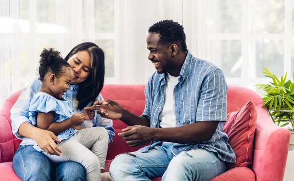 Retrato Desfrutar Amor Feliz Família Negra Afro Americana Pai Mãe — Fotografia de Stock