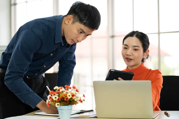 Uomini Donne Affari Asiatici Che Incontrano Analizzando Discutendo Strategia Con — Foto Stock