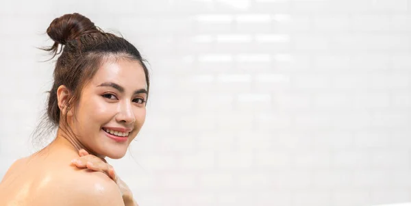 Portret Van Lachende Vrolijke Mooie Mooie Aziatische Vrouw Schoon Frisse — Stockfoto