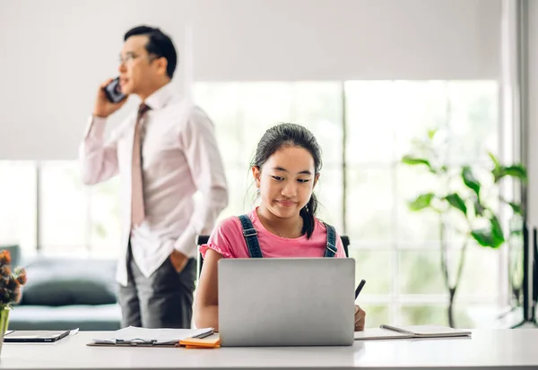 Ragazzo Della Scuola Piccola Studentessa Che Impara Guardando Computer Portatile — Foto Stock