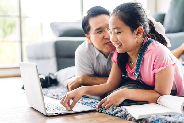 Padre Bambino Asiatico Bambina Imparare Guardare Computer Portatile Revisione Lezione — Foto Stock