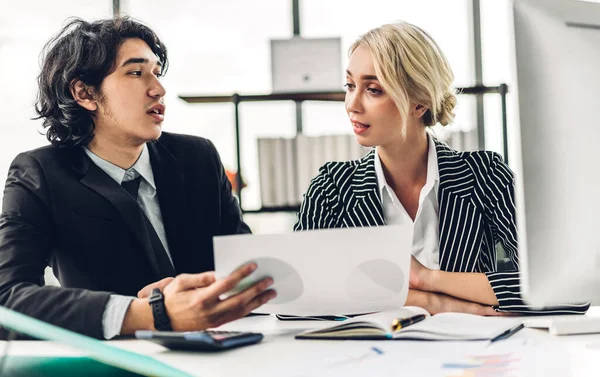 Twee Professionele Business Man Vrouw Vergadering Analyseren Van Gegevens Bespreken — Stockfoto