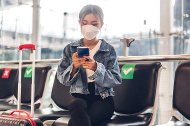 Coronavirus yüzünden karantinada olan genç bir kadın, virüs salgını sırasında maske takıyor ve korunuyor.