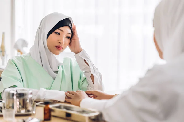 Müslüman Asyalı Kadın Doktor Hizmetleri Müslüman Kadın Hastaların Ele Tutuşmalarını — Stok fotoğraf