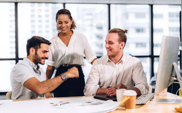 İş toplantısı ve başlangıç projesi analizi finans süreci ile strateji tartışması. İş adamları ofiste dizüstü bilgisayarla pazarlama fikrini planlar ve beyin fırtınası yaparlar. Takım çalışması