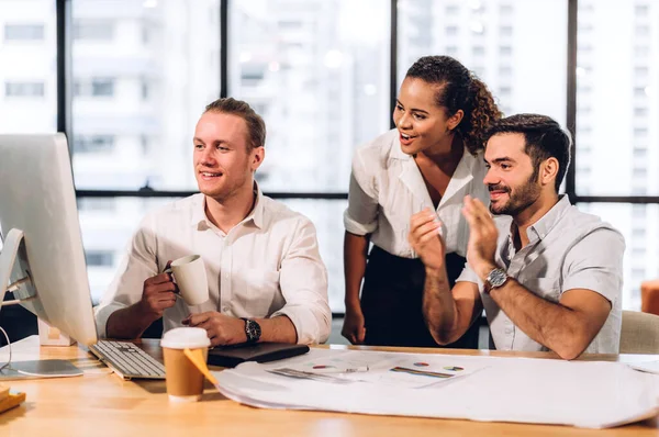 İş toplantısı ve başlangıç projesi analizi finans süreci ile strateji tartışması. İş adamları ofiste dizüstü bilgisayarla pazarlama fikrini planlar ve beyin fırtınası yaparlar. Takım çalışması