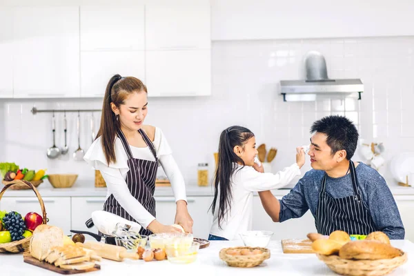 Retrato Disfrutar Del Amor Feliz Familia Asiática Padre Madre Con —  Fotos de Stock