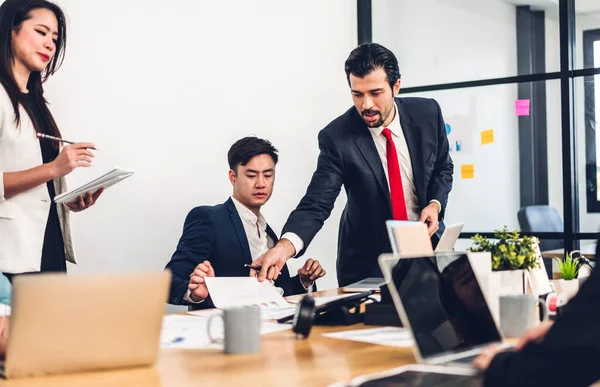 Asya iş toplantıları ve strateji projesi analizi finans süreci tartışmaları. İş adamları planlarını ve pazarlama fikirlerini ofiste dizüstü bilgisayarla işlerler. Takım çalışması