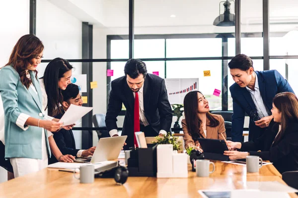 Asya iş toplantıları ve strateji projesi analizi finans süreci tartışmaları. İş adamları planlarını ve pazarlama fikirlerini ofiste dizüstü bilgisayarla işlerler. Takım çalışması
