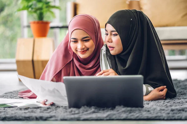 Gülümseyen Mutlu Asyalı Güzel Müslüman Kadın Dizüstü Bilgisayarla Rahatlıyor Çalışıyor — Stok fotoğraf
