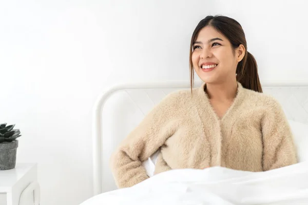 Retrato Sonriente Alegre Hermosa Mujer Asiática Limpia Fresca Piel Blanca —  Fotos de Stock