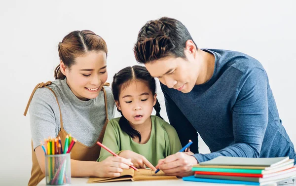 肖像画は テーブルの上で学習し 研究小さなアジアの女の子と幸せな愛アジアの家族の父と母をお楽しみください — ストック写真