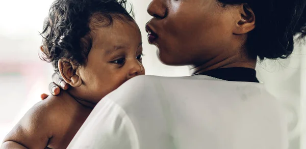 사랑의 가족을 즐기는 아프리카 미국인 어머니 사랑작은 아프리카 미국인 아기와 — 스톡 사진