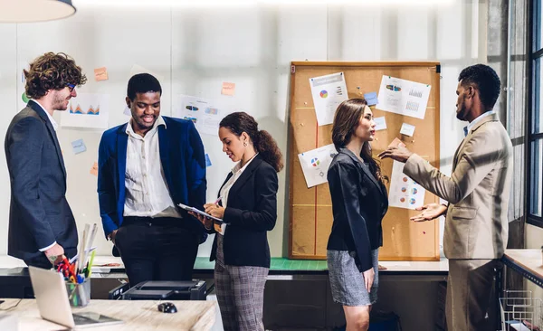 Bir grup iş toplantısı ve pazarlama projesi analizi finans süreci ile strateji tartışması. İş adamları ofiste fikir ve belge ortağı planlar ve beyin fırtınası yaparlar. Takım çalışması