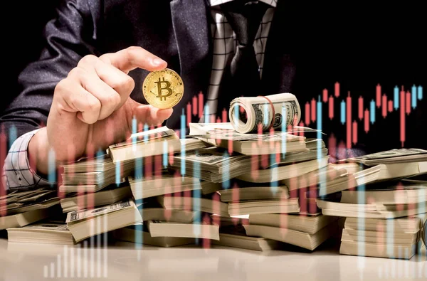 Επιτυχής Επιχειρηματίας Επενδυτής Που Κατέχει Bitcoin Trading Graph Money Block — Φωτογραφία Αρχείου