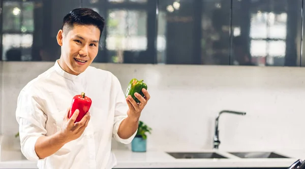 Gülümseyen Asyalı Yakışıklı Aşçının Portresi Camara Bak Yemek Pişiriyor Salata — Stok fotoğraf