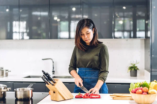 Gülümseyen Profesyonel Asyalı Kadın Şefin Portresi Yemek Pişiriyor Salata Hazırlıyor — Stok fotoğraf