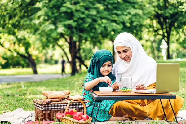 Portrét Šťastná Láska Asijské Muslimské Rodiny Matka Učit Malou Dceru — Stock fotografie