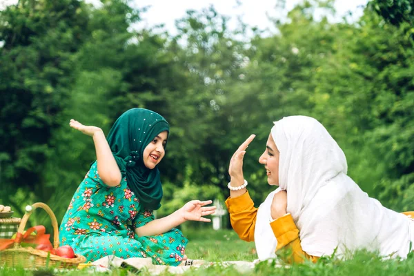Portrait Religieux Heureux Profiter Heureux Amour Asiatique Islam Famille Musulmane — Photo