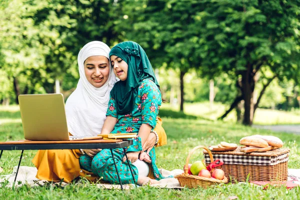 Portrait Heureux Amour Asiatique Musulman Famille Mère Enseigner Petite Fille — Photo