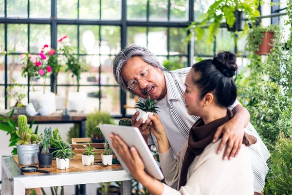 Pareja Personas Mayores Familia Asiática Que Tienen Buen Tiempo Utilizando —  Fotos de Stock