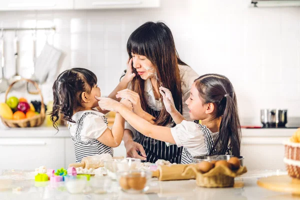 Portrait Enjoy Happy Love Asian Family Mother Little Toddler Asian — Stock Photo, Image