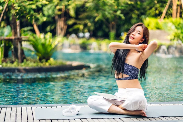 美丽美丽美丽的亚洲女人的画像洁白清新健康的肌肤 在度假胜地度假时 女孩在游泳池里放松并享受时光 — 图库照片
