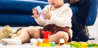 Mutlu bir aşk portresi. Asyalı bir aile babası ve küçük Asyalı bir kız çocuğu. Gülümseyen bir aktivite.