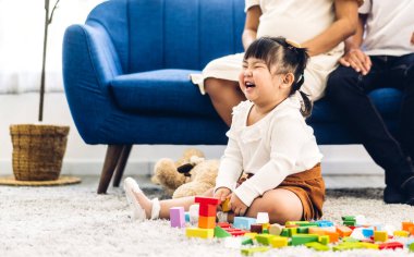 Mutlu bir aşk portresi. Asyalı bir aile babası ve küçük Asyalı bir kız çocuğu. Gülümseyen bir aktivite.