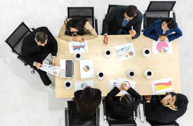 İş toplantısı ve başlangıç projesi analizi finans süreci ile strateji tartışması. İş adamları, ofiste bilgisayar ve belge ile pazarlama fikrini planlar ve beyin fırtınası yaparlar. Takım çalışması