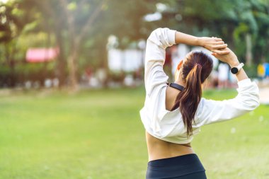 Portre sporu, spor kıyafetleri içinde ısınan Asyalı zayıf kadın sporu. Spor kıyafetleri içinde ısınıyor. Spor salonunda antrenman yapmadan önce spor yapıyor.