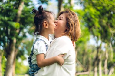 Mutlu aşk portresi Asyalı büyükanne ve küçük tatlı Asyalı kız yaz parkında rahatlayın. Büyük anne ve babası birlikte gülümseyen genç kız. Aile ve beraberlik.