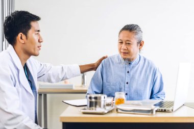 Asyalı doktor servisi, hastanedeki sağlık hizmetleri ve tıp konsepti ile görüşmede Asyalı hasta kıdemli hastalarla konuşma ve danışmanlık konuşmalarını desteklemeye yardımcı olur.