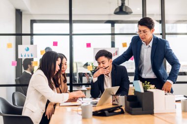Asya iş toplantıları ve strateji projesi analizi finans süreci tartışmaları. İş adamları planlarını ve pazarlama fikirlerini ofiste dizüstü bilgisayarla işlerler. Takım çalışması