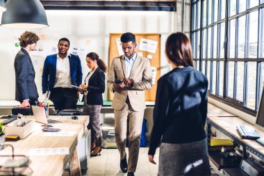 Bir grup iş toplantısı ve pazarlama projesi analizi finans süreci ile strateji tartışması. İş adamları ofiste fikir ve belge ortağı planlar ve beyin fırtınası yaparlar. Takım çalışması