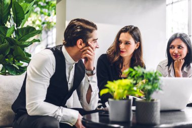 Profesyonel iş grupları yeni projeyle strateji paylaşım fikrini tartışıyor. Yeşil santral terasında çalışan ve konuşan yaratıcı iş adamları modern çalışma odalarında çalışıyor.