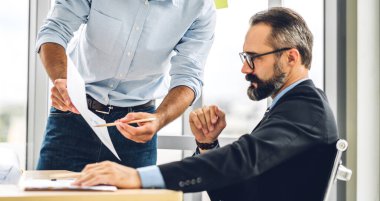 Profesyonel iş toplantıları ve yeni başlangıç projesiyle strateji tartışmaları. Modern ofiste dizüstü bilgisayarla yaratıcı iş adamları planlama ve beyin fırtınası. Takım çalışması kavramı