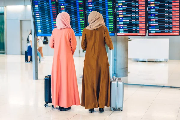 Giovane Viaggiatore Amico Musulmano Con Bagaglio Guarda Volo Viaggia Prima — Foto Stock