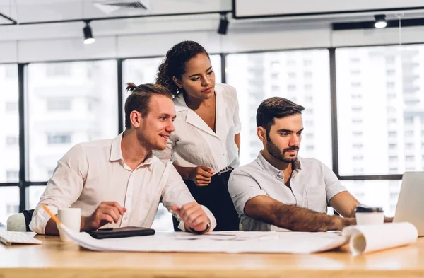 Groep Van Zakelijke Bijeenkomst Het Bespreken Van Strategie Met Startup — Stockfoto