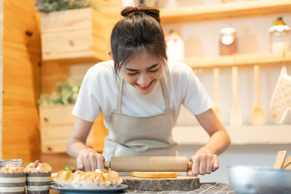 Портрет Усміхненої Професійної Краси Азіатської Жінки Кухарки Яка Весело Готує — стокове фото