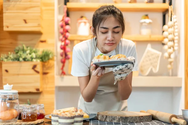 Porträt Von Lächelnden Professionelle Schönheit Asiatische Köchin Spaß Beim Kochen — Stockfoto